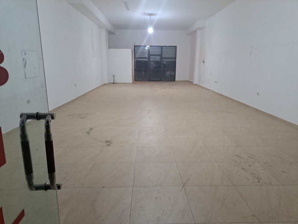 Tirane, jepet me qera ambjent biznesi Kati 0, 120 m² 650 € (Prane Komisariatit te Policise)