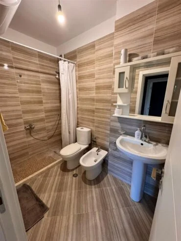 Tirane, jepet me qera ambjent biznesi Kati 2, 100 m² 850 € (Toptani)