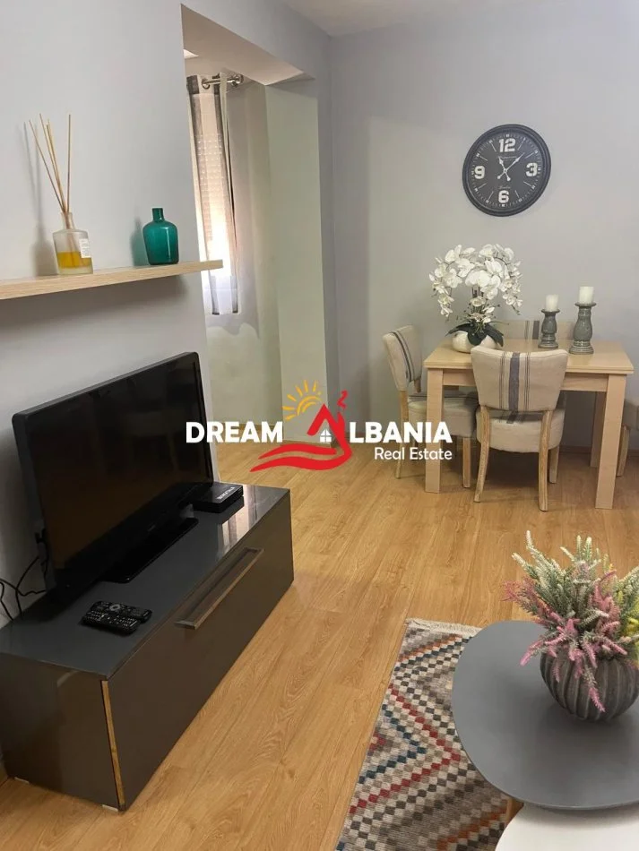 Tirane, shitet apartament 1+1 (me mundesi konvertimi ne 2+1), 70 m² 150.000 € (Ne Myslym Shyr)