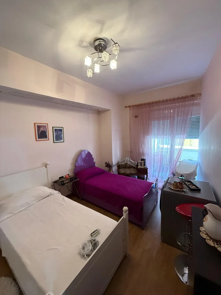 Tirane, jepet me qera apartament 2+1 Kati 3, 100 m² 600 € (Komuna e Parisit)