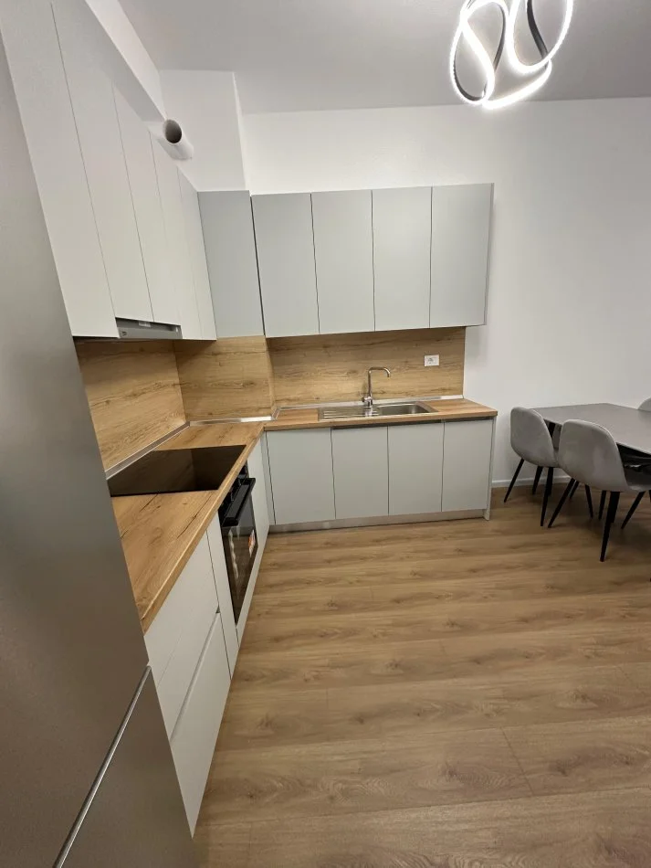 Tirane, jepet me qera apartament 1+1 Kati 4, 65 m² 400 € (ali demi)