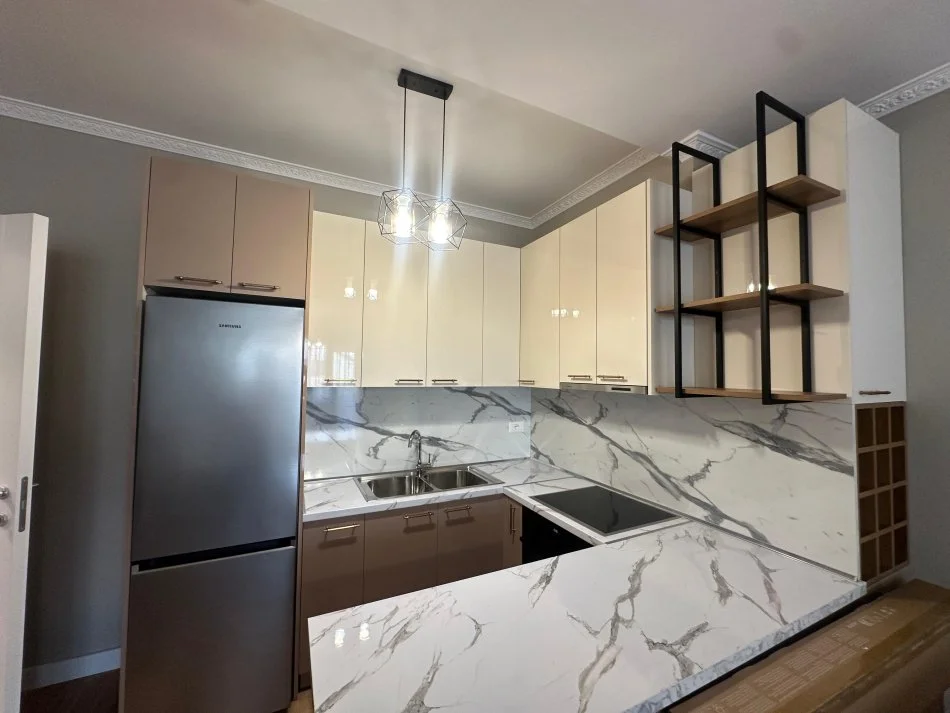 Tirane, jepet me qera apartament 2+1 Kati 4, 87 m² 1.000 € 