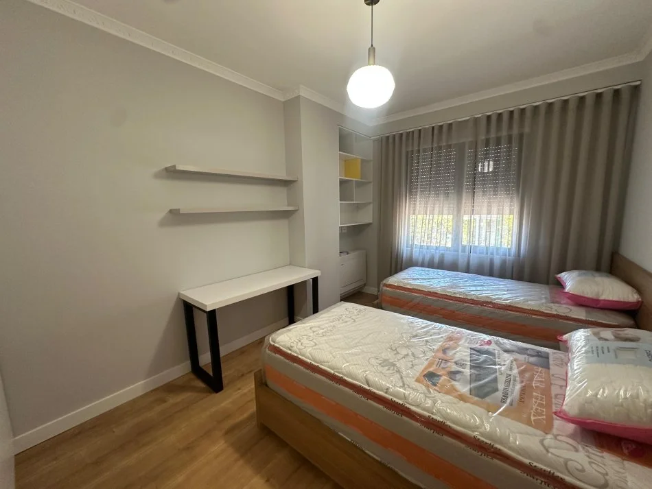 Tirane, jepet me qera apartament 2+1 Kati 4, 87 m² 1.000 € 