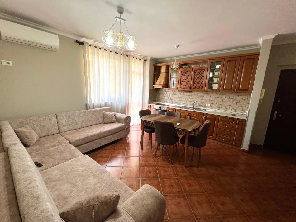 Tirane, jepet me qera apartament 2+1+Ballkon Kati 3, 90 m² 500 € (Fusha Aviacionit)