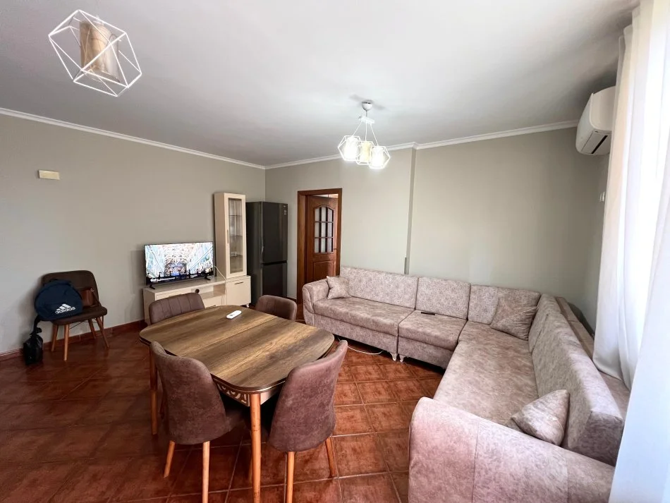 Tirane, jepet me qera apartament 2+1+Ballkon Kati 3, 90 m² 500 € (Fusha Aviacionit)
