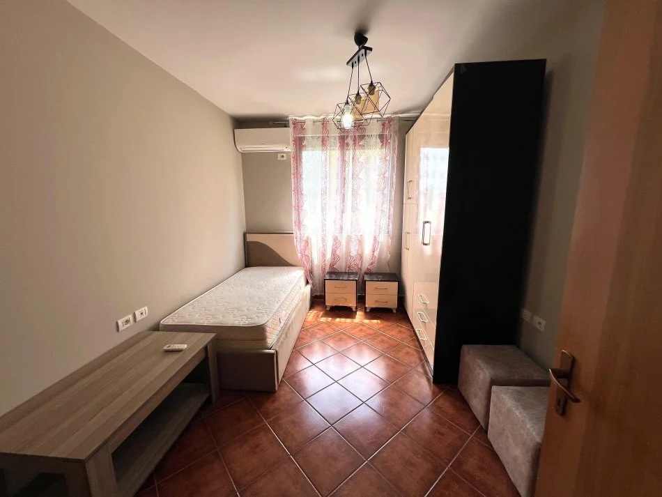 Tirane, jepet me qera apartament 2+1+Ballkon Kati 3, 90 m² 500 € (Fusha Aviacionit)