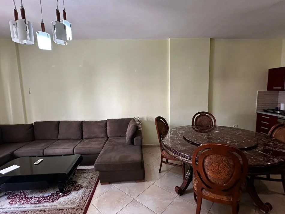 Tirane, jepet me qera apartament 2+1+Ballkon Kati 2, 125 m² 750 € (Vizion Plus)