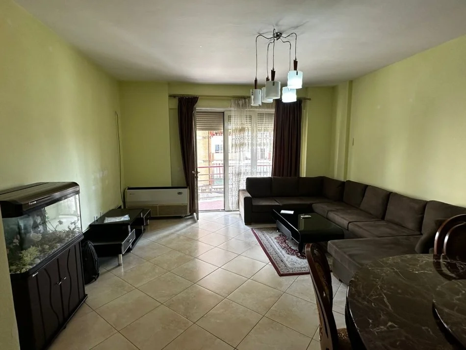 Tirane, jepet me qera apartament 2+1+Ballkon Kati 2, 125 m² 750 € (Vizion Plus)