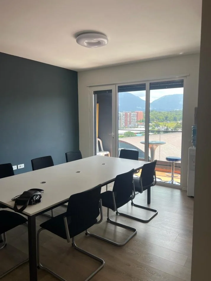 Tirane, jepet me qera zyre Kati 7, 100 m² 1.000 € 