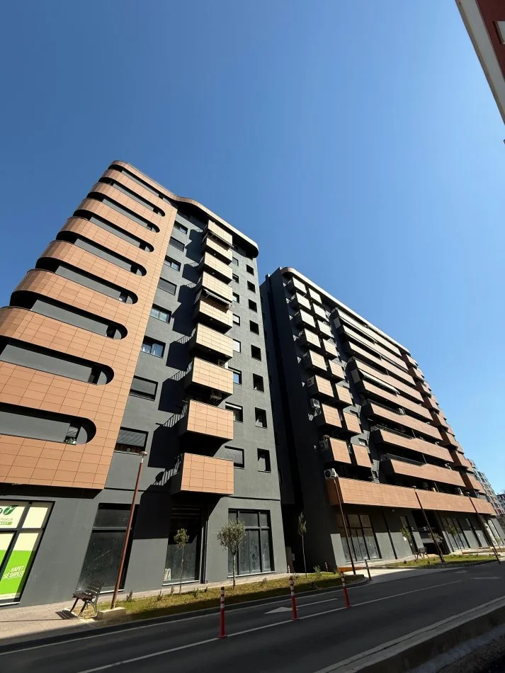 Tirane, jepet me qera apartament 2+1+Ballkon Kati 8, 114 m² 650 € (Oaziz)