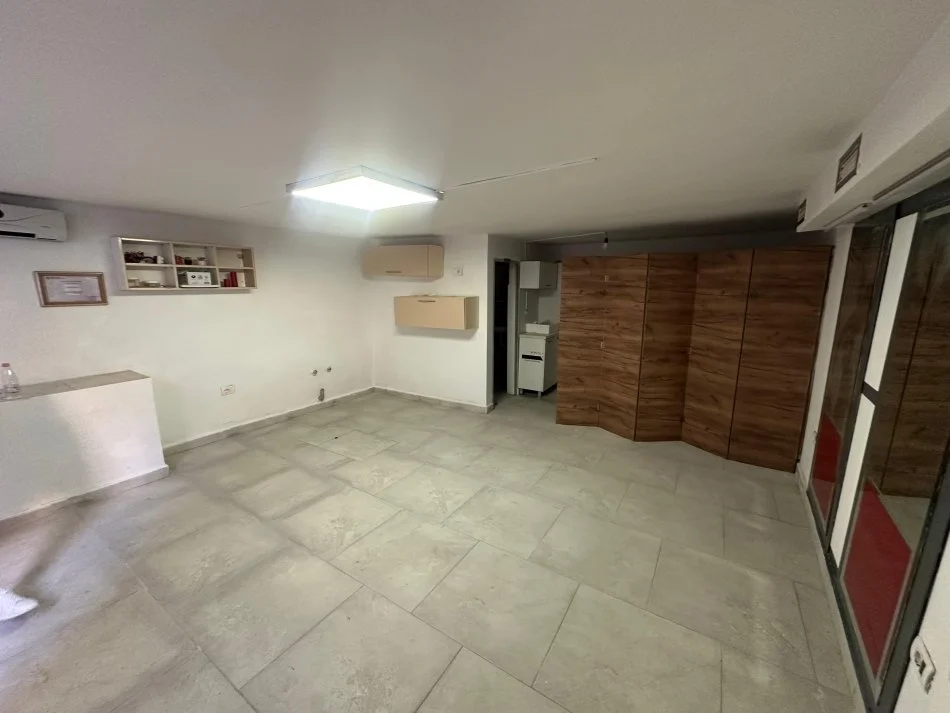 Tirane, jepet me qera magazine Kati 0, 35 m² 400 € (Bulevardi Gjergj Fishta)