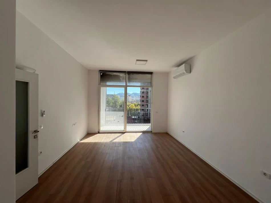 Tirane, jepet me qera apartament 2+1+Ballkon Kati 3, 100 m² 650 € (ish Parku)