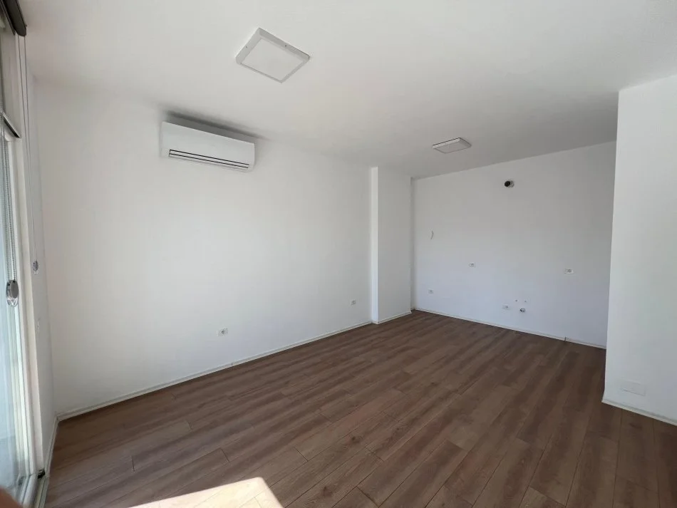 Tirane, jepet me qera apartament 2+1+Ballkon Kati 3, 100 m² 650 € (ish Parku)