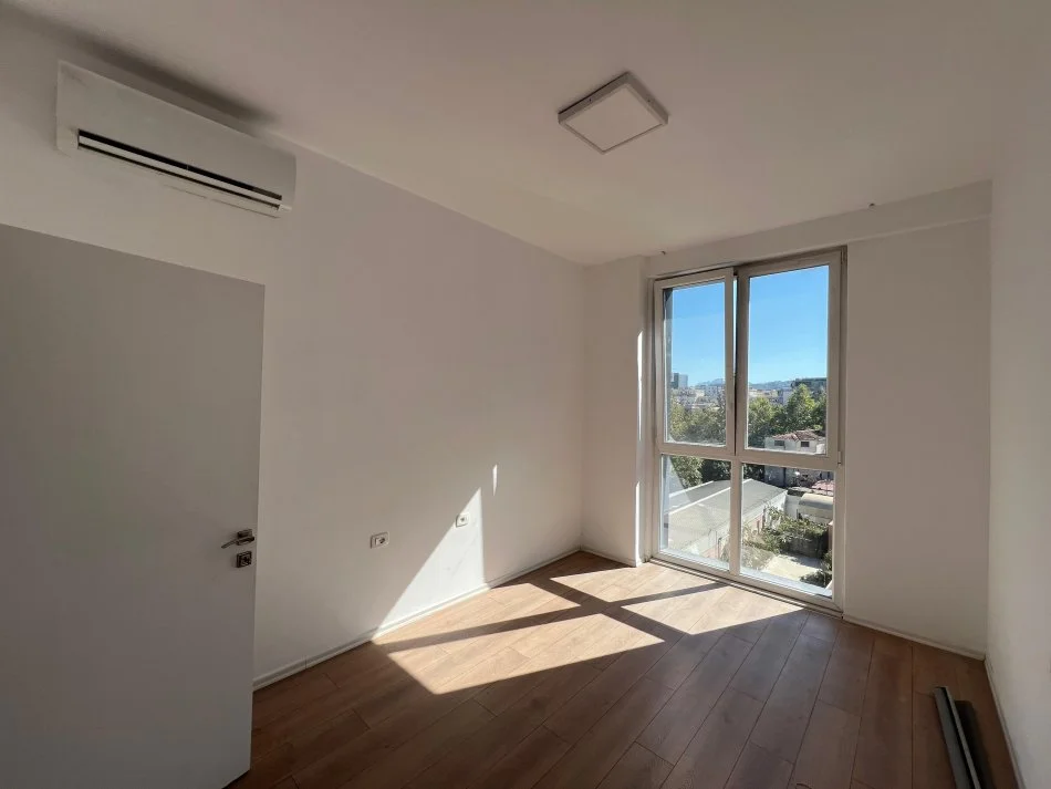 Tirane, jepet me qera apartament 2+1+Ballkon Kati 3, 100 m² 650 € (ish Parku)