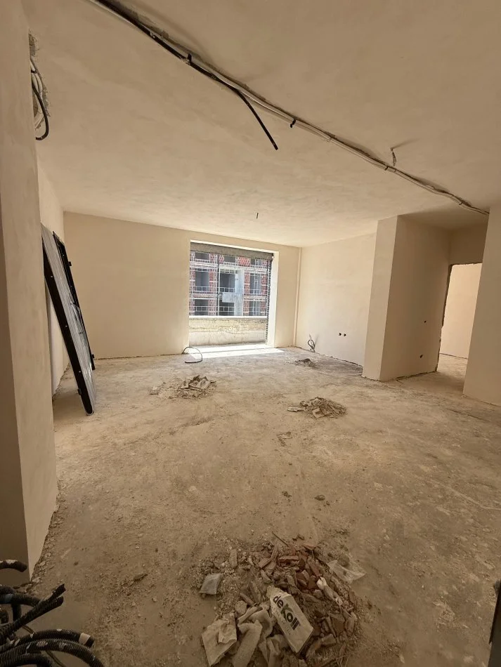 Tirane, shitet apartament 2+1+Ballkon Kati 5, 82 m² 155.000 € (ish Fusha e Aviacionit)