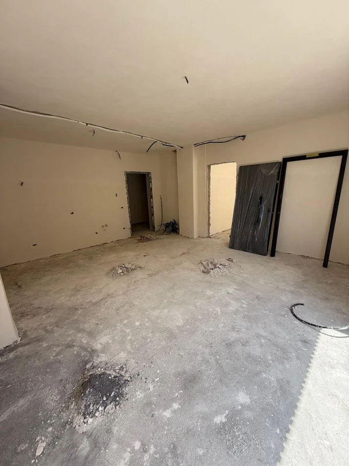 Tirane, shitet apartament 2+1+Ballkon Kati 5, 82 m² 155.000 € (ish Fusha e Aviacionit)