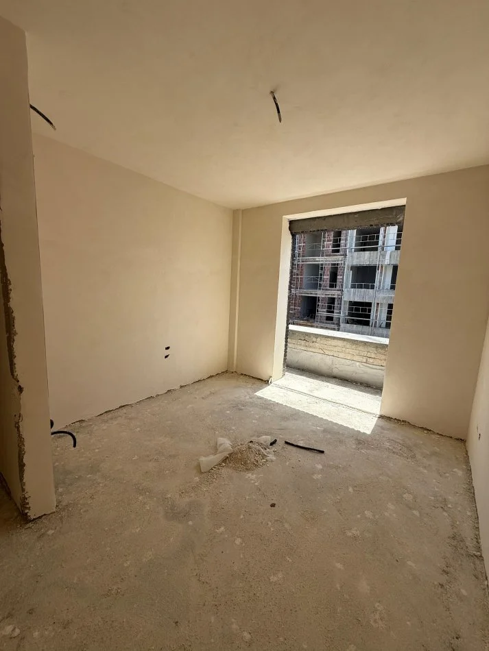 Tirane, shitet apartament 2+1+Ballkon Kati 5, 82 m² 155.000 € (ish Fusha e Aviacionit)