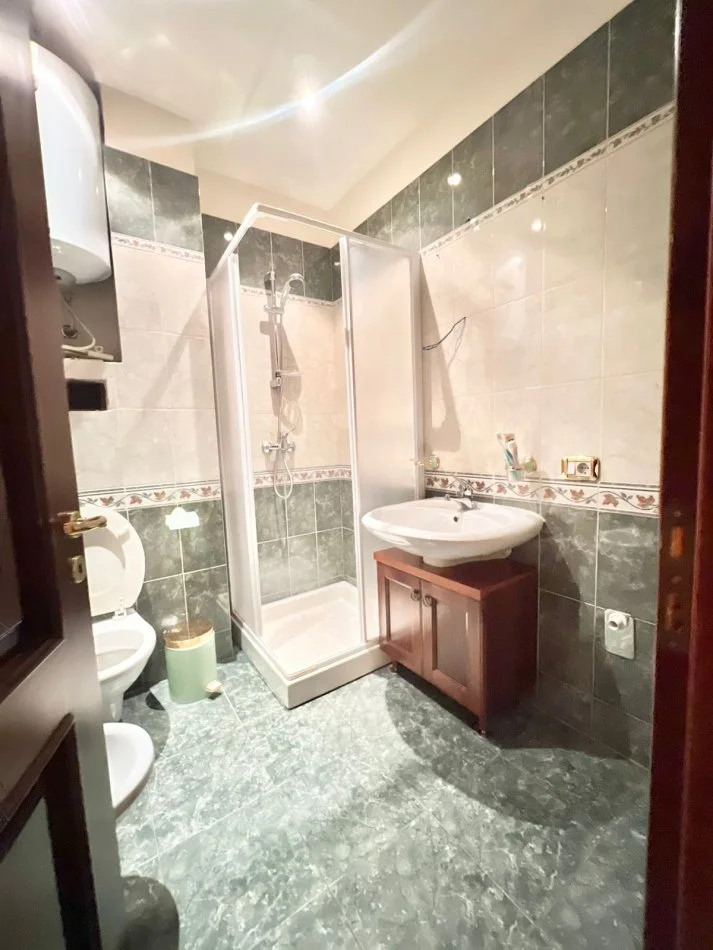 Tirane, jepet me qera zyre Kati 4, 140 m² 1.300 € (Bajram Curri)