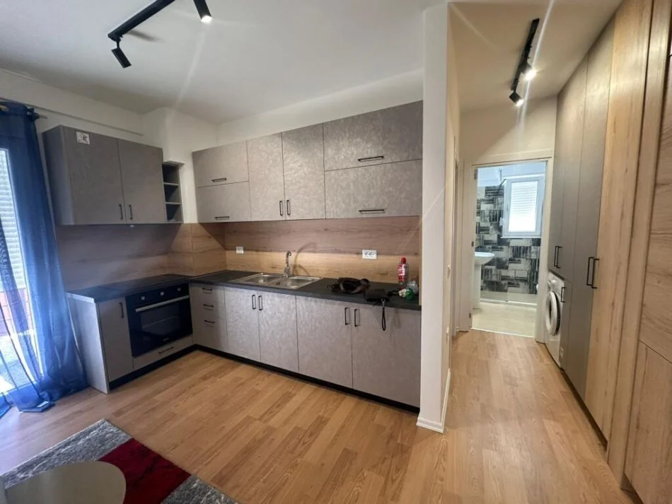 Tirane, jepet me qera apartament 1+1+Ballkon Kati 3, 70 m² 600 € (Selite)