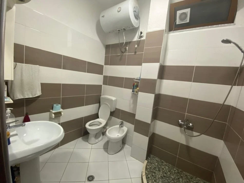 Tirane, jepet me qera apartament 3+1+Ballkon Kati 1, 130 m² 500 € (qyteti studenti)