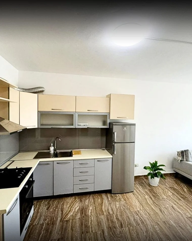 Tirane, jepet me qera apartament 1+1+Ballkon Kati 6, 65 m² 400 € (Uzina Autotraktoreve)