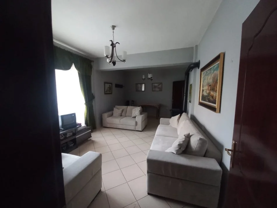 Korce, jepet me qera apartament 1+1 Kati 2, 60 m²