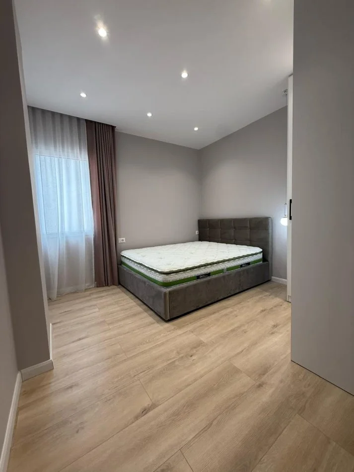 Tirane, jepet me qera apartament 1+1 Kati 8, 50 m² 500 € (Prane Bar Oxygen)
