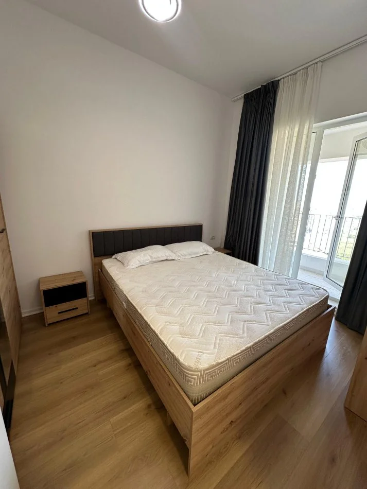 Tirane, jepet me qera apartament 1+1 Kati 7, 400 € (Rezidenca Kaimi, Ali Dem)