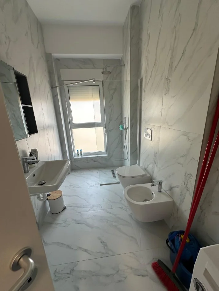 Tirane, jepet me qera apartament 1+1 Kati 7, 400 € (Rezidenca Kaimi, Ali Dem)