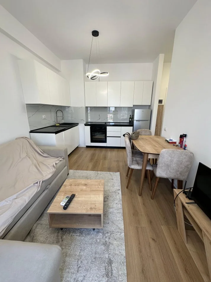 Tirane, jepet me qera apartament 1+1 Kati 7, 400 € (Rezidenca Kaimi, Ali Dem)