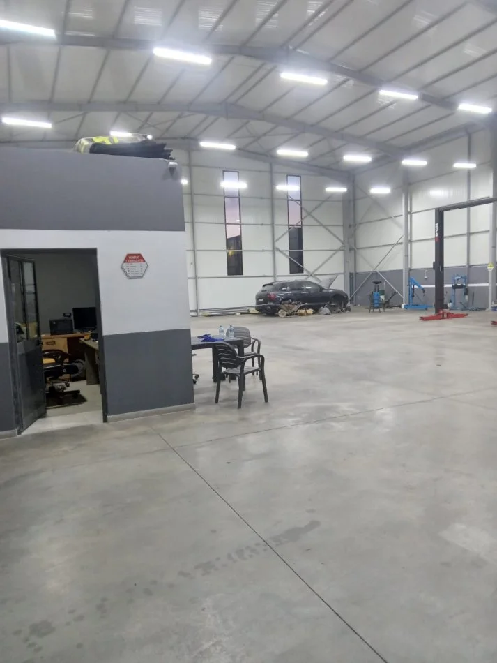 Tirane, jepet me qera magazine Kati 0, 550 m² 3.000 € (Autostrada Tirane-Durres)