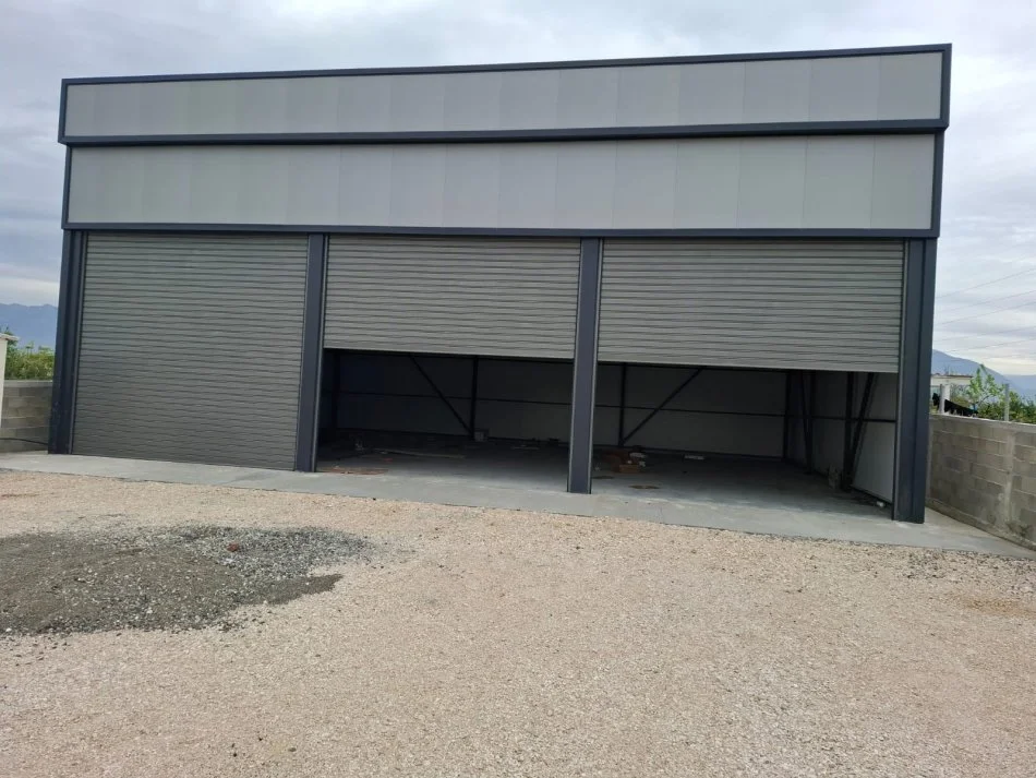 Tirane, jepet me qera magazine Kati 0, 200 m² 1.100 € (Valias)