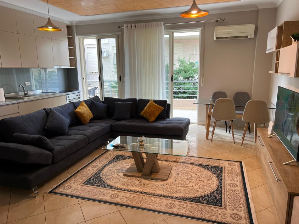 Tirane, jepet me qera apartament 1+1 Kati 1, 80 m² 550 € (Rruga Peti,Kompleksi Ferrari)