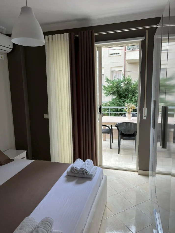 Tirane, jepet me qera apartament 1+1 Kati 1, 80 m² 550 € (Rruga Peti,Kompleksi Ferrari)