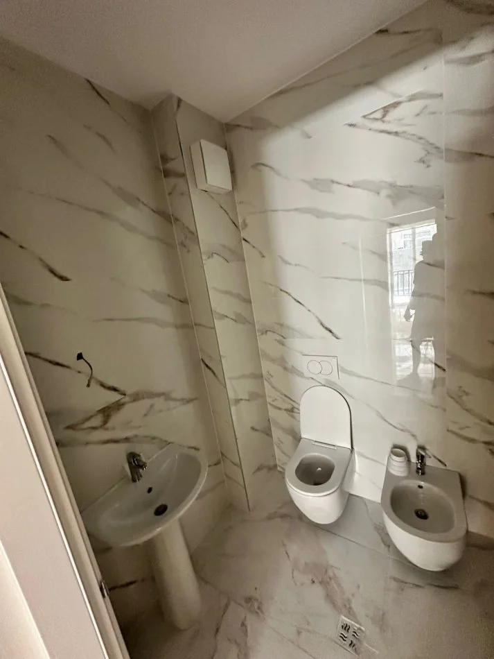 Tirane, jepet me qera apartament 2+1 Kati 2, 108 m² 350 € (Kamez, Raiffaisen Bank)