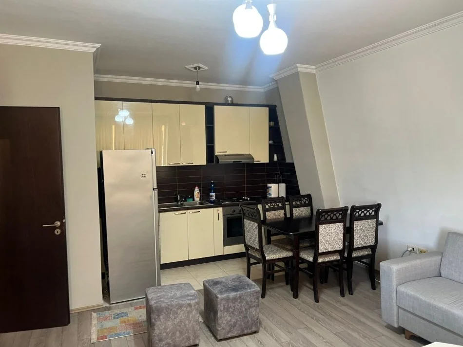 Tirane, jepet me qera apartament 1+1+Ballkon Kati 5, 69 m² 500 € (Blloku i Ambasades)