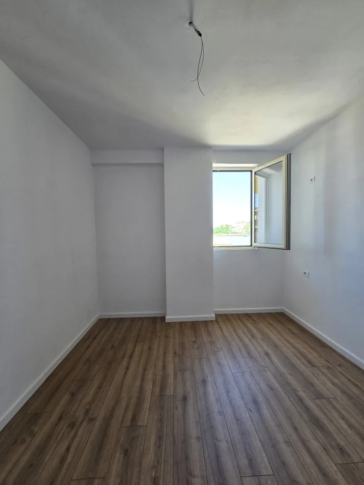 Ofrohet per shitje apartament (1+1) Kompleksi Tom Doshi ne Fresk 83.000 e