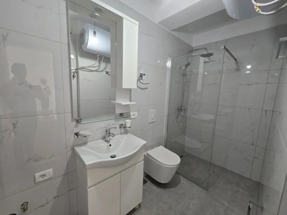 Ofrohet per shitje apartament (1+1) Kompleksi Tom Doshi ne Fresk 83.000 e