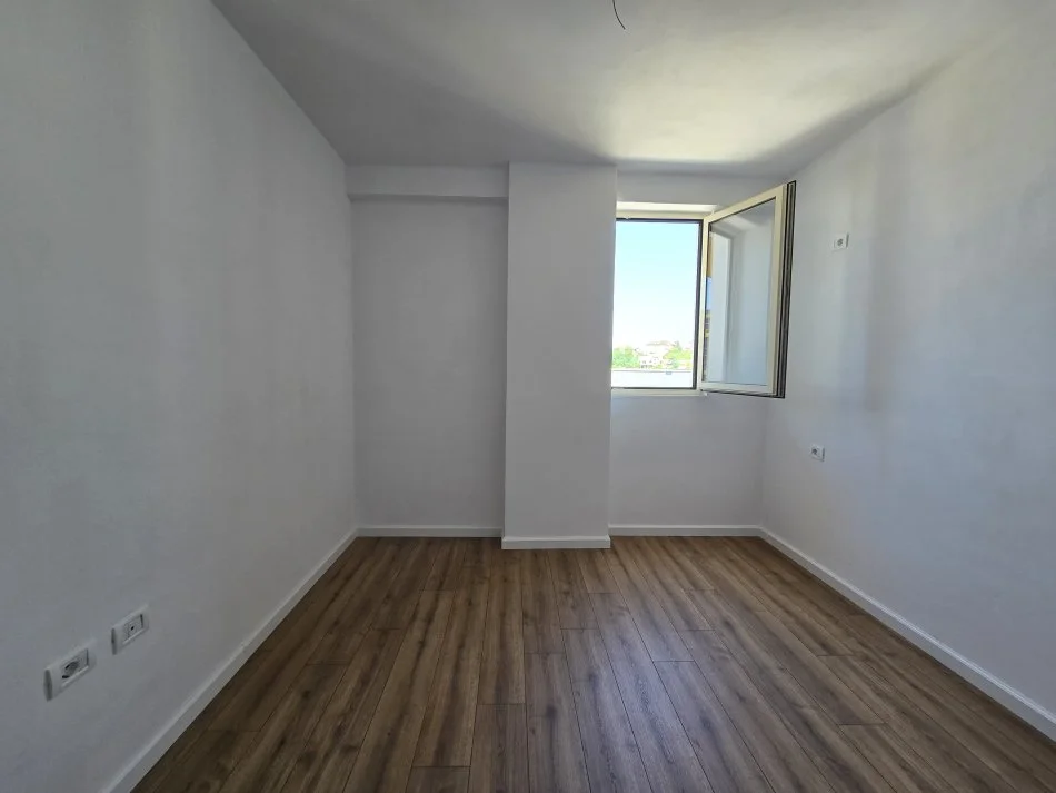 Ofrohet per shitje apartament (1+1) Kompleksi Tom Doshi ne Fresk 83.000 e