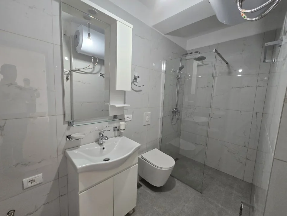 Ofrohet per shitje apartament (1+1) Kompleksi Tom Doshi ne Fresk 83.000 e