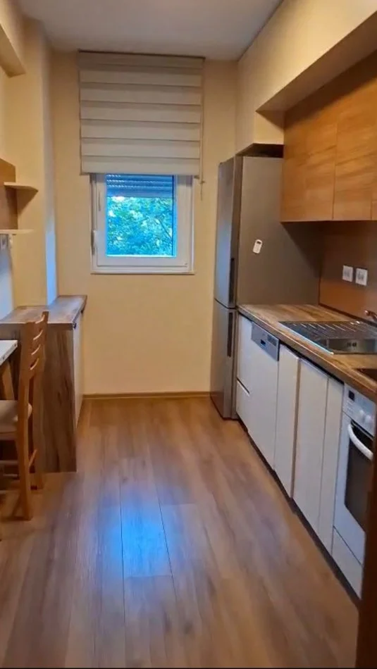 Tirane, jepet me qera apartament 1+1+Ballkon Kati 3, 75 m² 500 € (Rruga Ndre Mjeda)