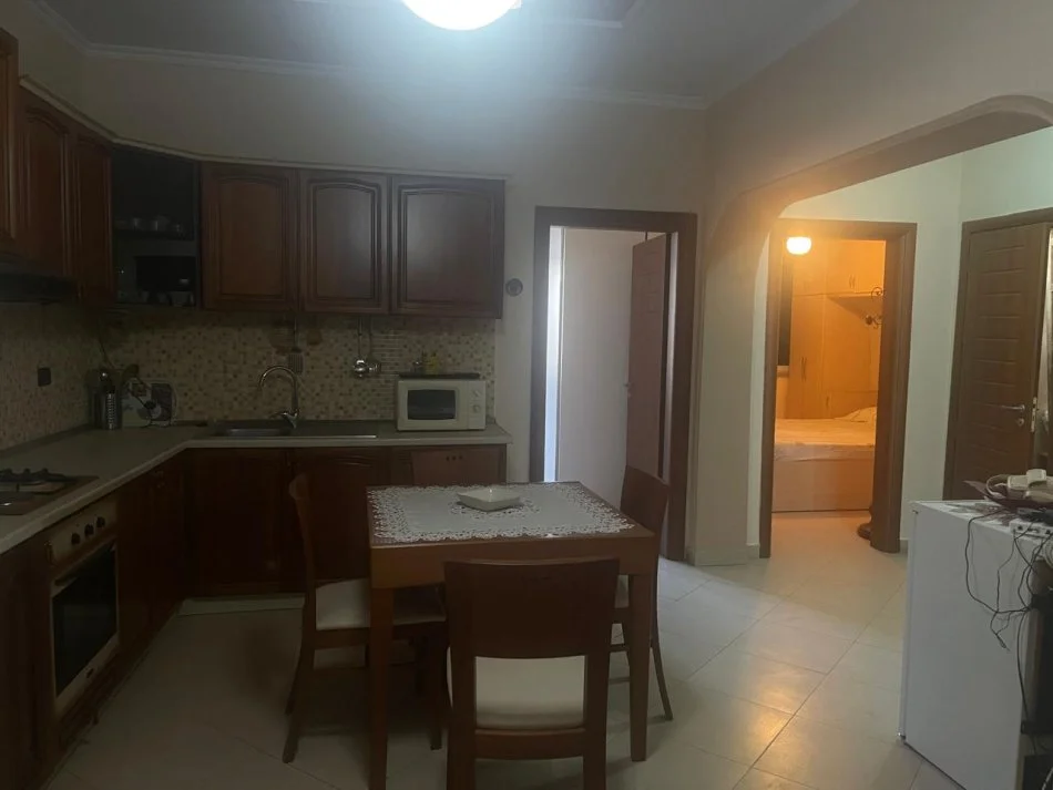 Durres, jepet me qera apartament 2+1+Aneks+Ballkon Kati 3, 90 m² 300 € (Muzeum)