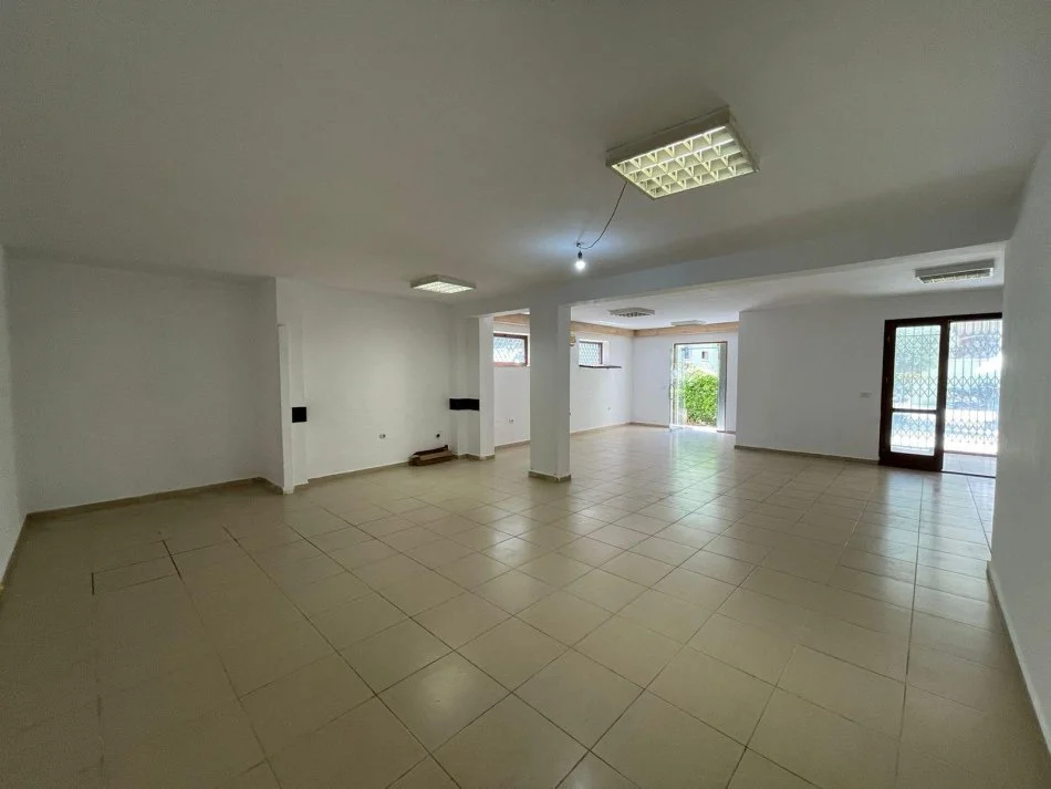Tirane, shitet dyqan Kati 0, 100 m² 120.000 € (Kopshti Botanik, prane bar Enzo)