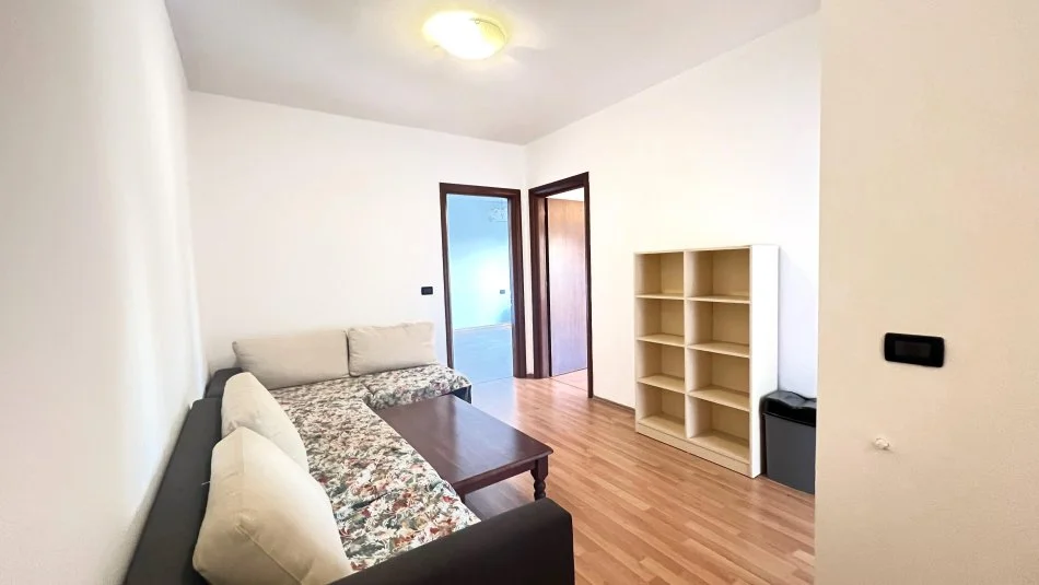 Tirane, jepet me qera ambjent biznesi Kati 4, 150 m² 1.350 € (Ambasada Amerikane)