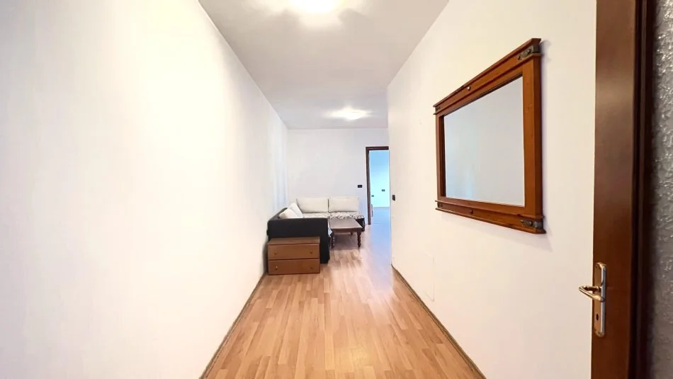 Tirane, jepet me qera ambjent biznesi Kati 4, 150 m² 1.350 € (Ambasada Amerikane)