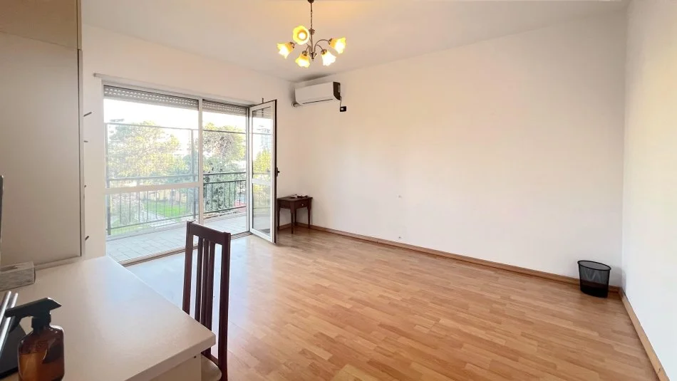 Tirane, jepet me qera ambjent biznesi Kati 4, 150 m² 1.350 € (Ambasada Amerikane)