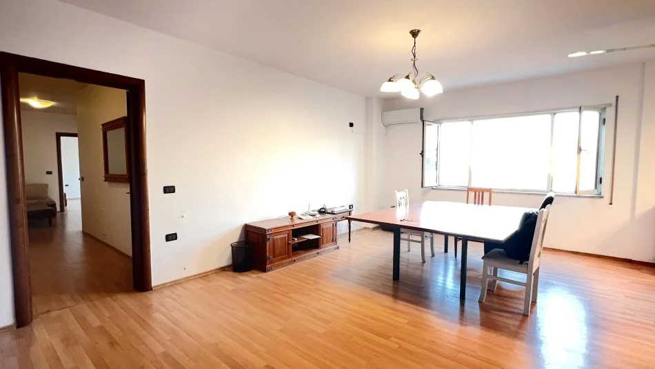 Tirane, jepet me qera ambjent biznesi Kati 4, 150 m² 1.350 € (Ambasada Amerikane)