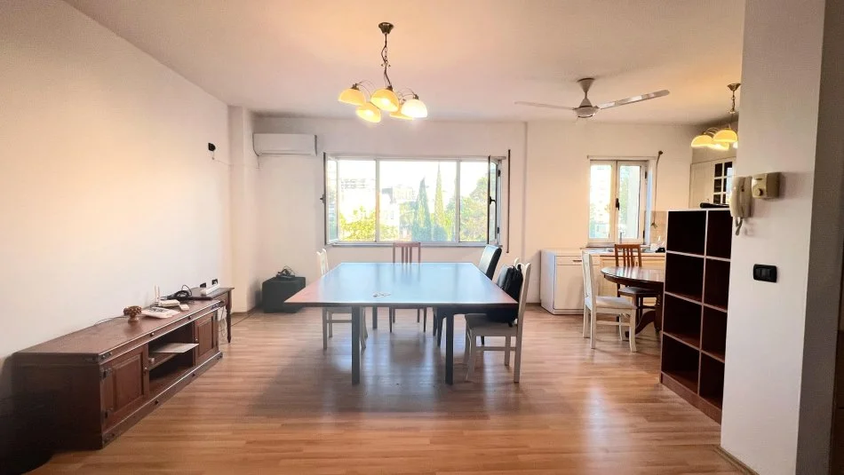 Tirane, jepet me qera ambjent biznesi Kati 4, 150 m² 1.350 € (Ambasada Amerikane)