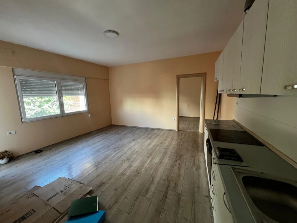 Tirane, jepet me qera apartament 1+1 Kati 1, 65 m² 500 € (Te Karburant Kastrati)