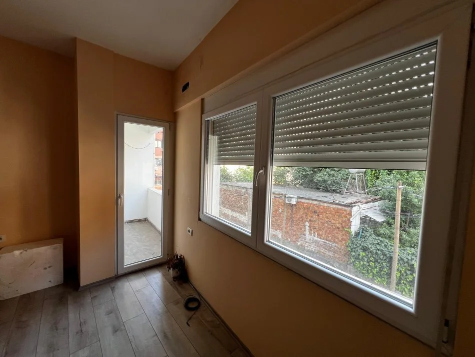 Tirane, jepet me qera apartament 2+1+Ballkon Kati 2, 130 m² 1.000 € (Te Karburant Kastrati)
